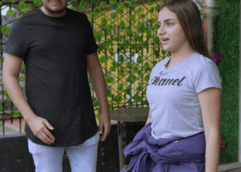 [COMPLETO] 0661H1020 Conserje moja a desconocidos en la calle para salvar negocio de ropa Caricaturas de Ayer