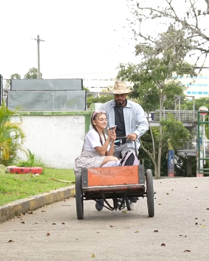 [COMPLETO] 0660H1020 Se avergonzaba de su papá por llevarla en triciclo al colegio y terminó aprendiendo una gran lección