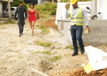 [COMPLETO] 0658H1020 Millonario se hizo pasar por albañil para poner a prueba a la novia de su hijo Caricaturas de Ayer