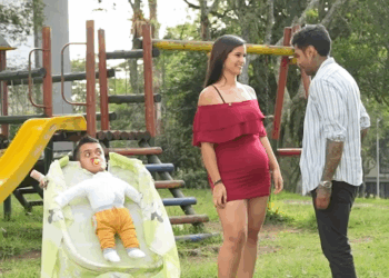 [COMPLETO] 0655H1020 Se disfrazó de bebé para quitarle la panza falsa a su esposa con este gesto Caricaturas de Ayer