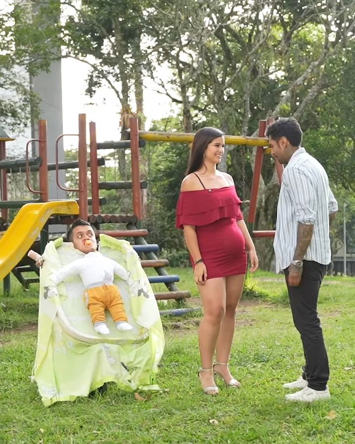 [COMPLETO] 0655H1020 Se disfrazó de bebé para quitarle la panza falsa a su esposa con este gesto Caricaturas de Ayer