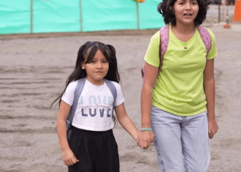 [COMPLETO] 0633H1020 Justo el día que iba a dar a luz su esposo echó a las hijas de su casa Caricaturas de Ayer