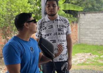 [COMPLETO] 0036H1020 Su amigo lo cubrio y le dijo que no estaba Mi Poesia