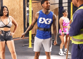 [COMPLETO] 0646H1020 Empleado de limpieza le da gran lección a este musculoso presumido Caricaturas de Ayer