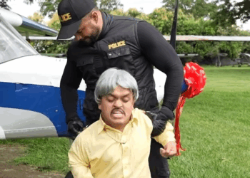 [COMPLETO] 0645H1020 Se metió con un anciano por una avioneta de lujo y así lo pagó Caricaturas de Ayer