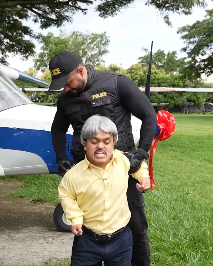 [COMPLETO] 0645H1020 Se metió con un anciano por una avioneta de lujo y así lo pagó Caricaturas de Ayer