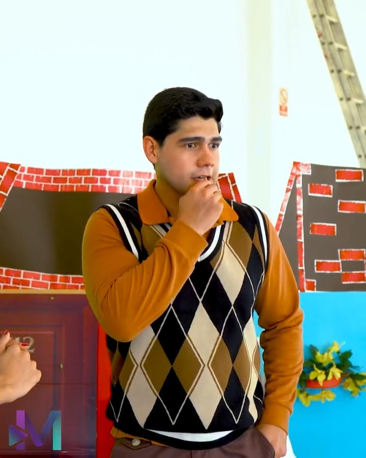 [COMPLETO] 0116H1006 Sin querer queriendo cambió a su hermosa familia por una aventura