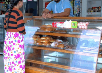 [COMPLETO] 0131H1030 S0082 Panadero descubre a esta repostera con su hija y decide darle una lección Historias de Yomi