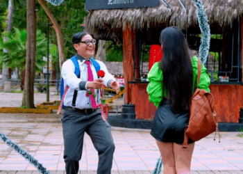 [COMPLETO] 0155H1030 S0082 Chica popular enamora al nerd de la universidad para salvar el semestre Historias de Yomi