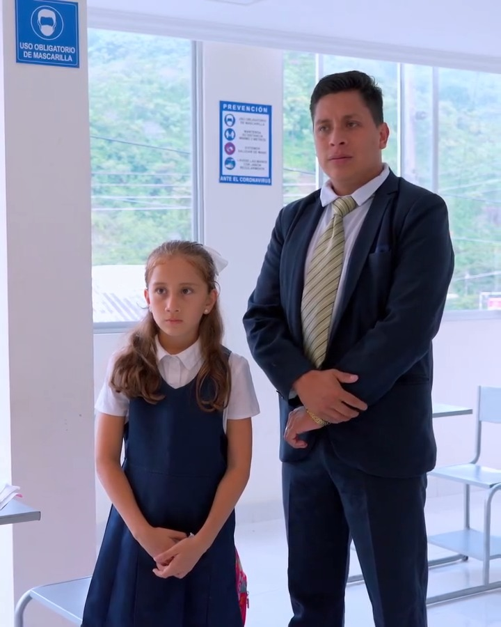 [COMPLETO] 0172H1030 S0082 Maestra se burla de su alumna por ser hija de un albañil y ella decide hacer esto Historias de Yom