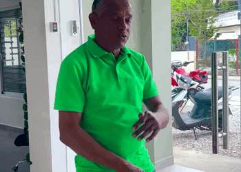 [COMPLETO] 0230H1114 S0020 Conserje moja a desconocidos en la calle para salvar Negocio de Ropa , que locura han hecho para sal