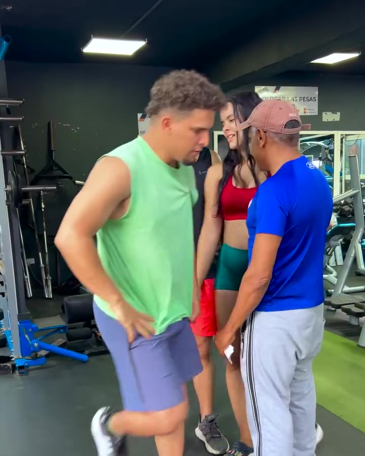 [COMPLETO] 0237H1114 S0020 Conserje le da una lección a tres musculosos