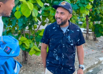 [COMPLETO] 0269H1114 S0020 Todos querían saber y probar lo que hacia la mujer de la sombrilla Todos querían saber y probar lo q