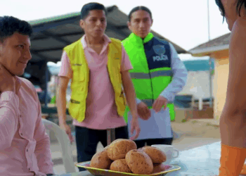[COMPLETO] 0287H1030 S0083 Puso cristales rotos en la masa para arruinar el negocio de su vecino Estefany