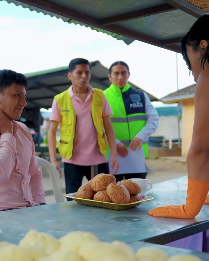 [COMPLETO] 0287H1030 S0083 Puso cristales rotos en la masa para arruinar el negocio de su vecino Estefany