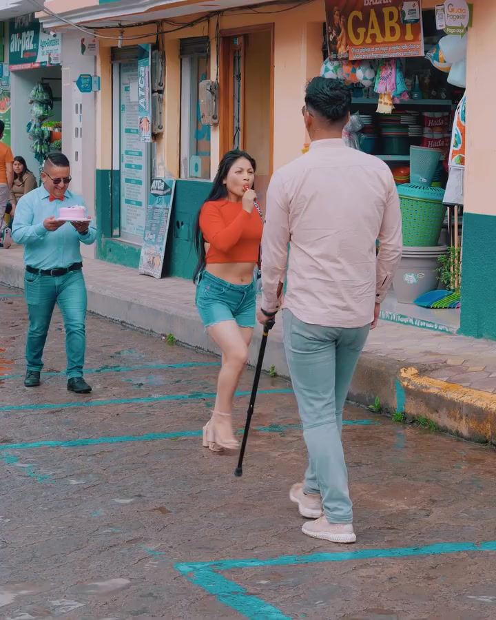 [COMPLETO] 0293H1030 S0083 Escondió un teléfono dentro de un pastel de cumpleaños para poder ver a su hija Estefany