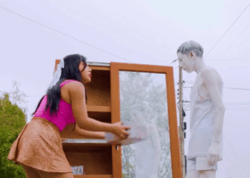 [COMPLETO] 0309H1030 S0083 Estatua beso a esta mujer para poner en marcha su plan Estefany