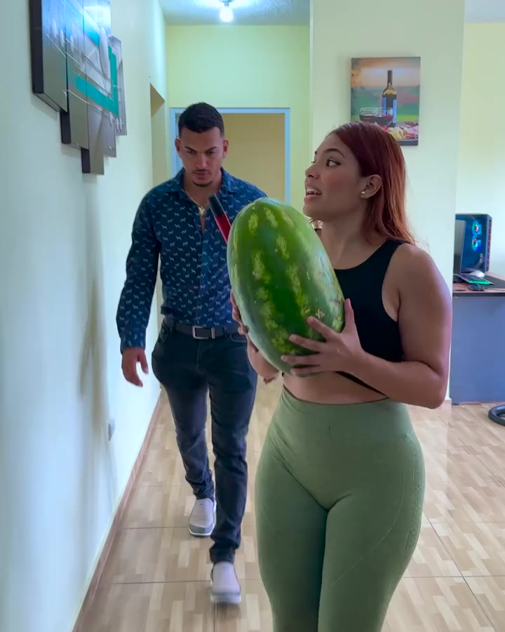 [COMPLETO] 0311H1114 S0020 Le pidio sostener una sandia revisar el teléfono de su esposo Nicauris Javier