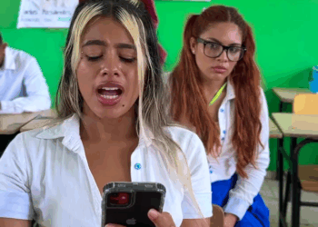 [COMPLETO] 0323H1114 S0020 El espejo en su Pecho refleja los chats de Infidelidad de su amiga y el cuernudo lo ve todo #reflexi