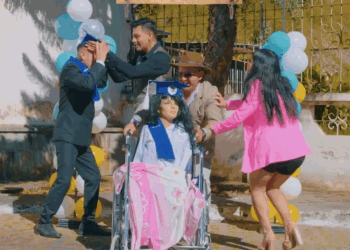 [COMPLETO] 0327H1030 S0083 Padre llevó un maniquí a la graduación porque pensó que era su hija Estefany