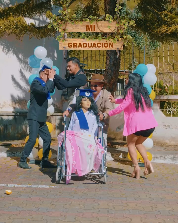 [COMPLETO] 0327H1030 S0083 Padre llevó un maniquí a la graduación porque pensó que era su hija Estefany