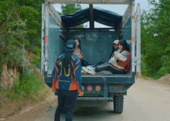 [COMPLETO] 0331H1030 S0083 Mientras sus hijas partían solas al extranjero, ella se entregaba a los brazos de su amante Estefan