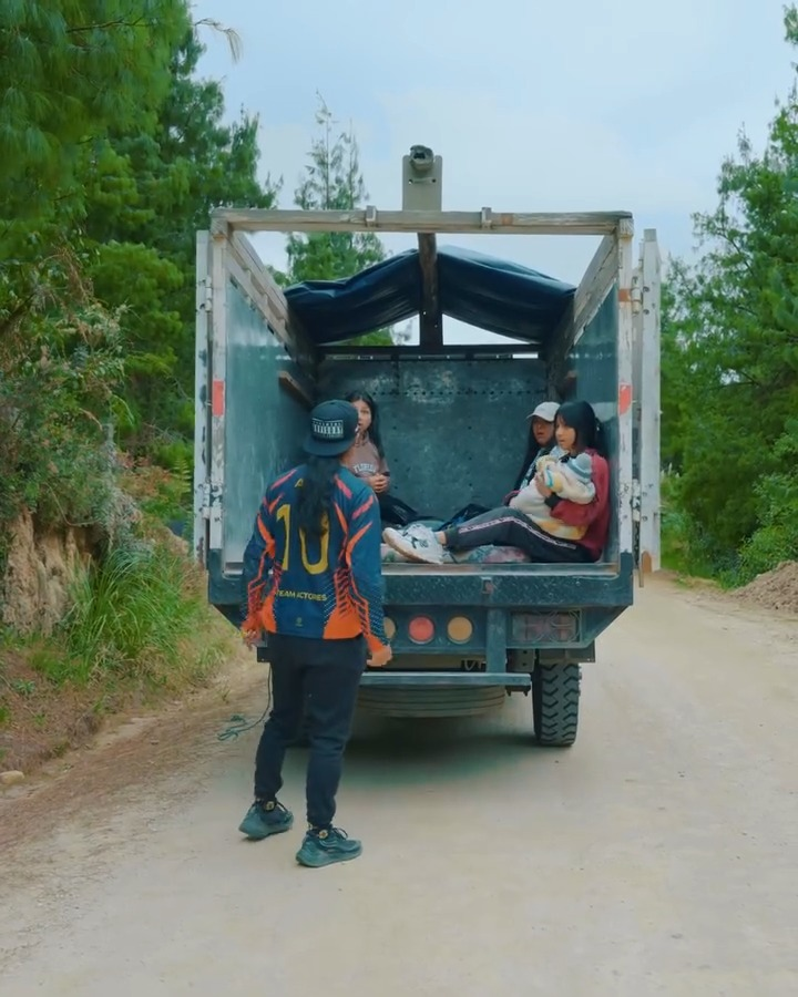 [COMPLETO] 0331H1030 S0083 Mientras sus hijas partían solas al extranjero, ella se entregaba a los brazos de su amante Estefan