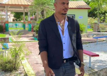 [COMPLETO] 0387H1114 S0020 lla siempre actuaba extraño sin saber la realidad Nicauris Javier