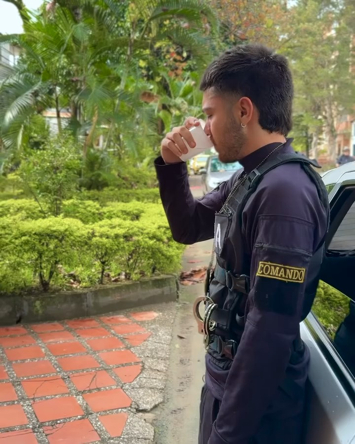 [COMPLETO] 0442H1114 S0020 Policia se enamora de una Princesa