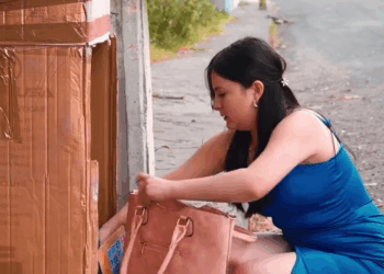 [COMPLETO] 0461H1030 S0083 Mujer intenta quitarle el dinero a dos vendedores de disfraces Estefany