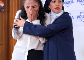 [COMPLETO] 0462H1030 S0083 Policía se transforma de este personaje para llevarse a los niños Estefany