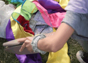 [COMPLETO] 0468H1030 S0083 Niña pide dinero en las calles para llevar a su ser mas querido Estefany