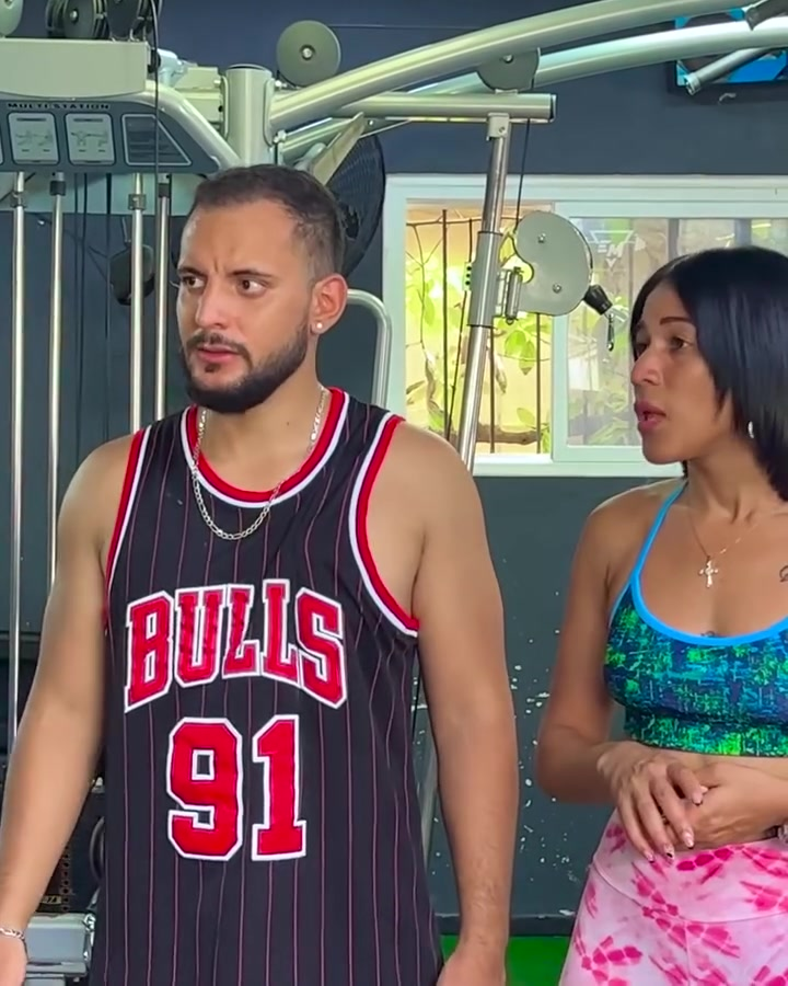 [COMPLETO] 0473H1114 S0020 Mujer de el campo le da a una lección a esta mujer que presumía su cuerpo en este gimnasio