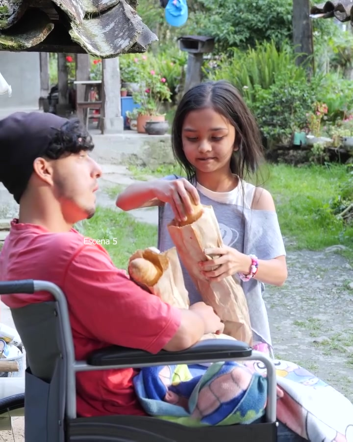 [COMPLETO] 0519H1030 S0083 Niña rompió una funda de pan para comer, pero no esperó que pasara esto Estefany