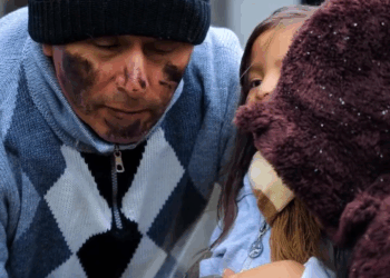 [COMPLETO] 0565H1030 S0083 Multimillonario se vistió de Papá Noel para sorprender a una familia de la calle Estefany