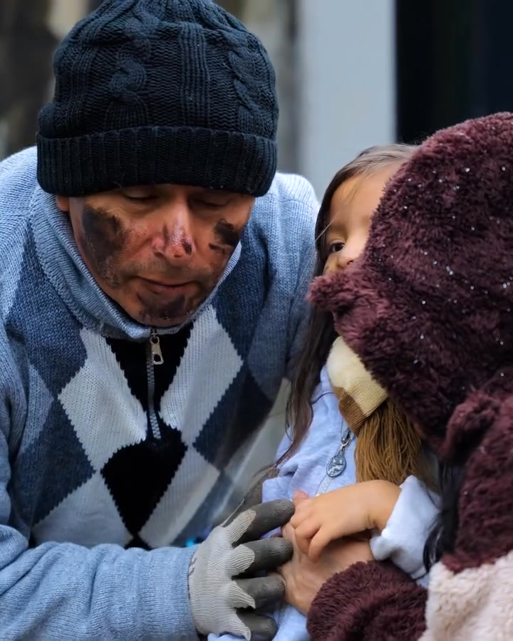 [COMPLETO] 0565H1030 S0083 Multimillonario se vistió de Papá Noel para sorprender a una familia de la calle Estefany