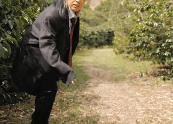 [COMPLETO] 0573H1030 S0083 Joven vestido de novia escapó en su caballo para salvar la vida de su hermanita Estefany