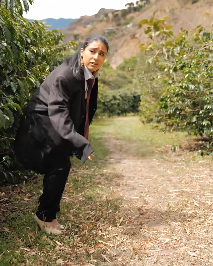 [COMPLETO] 0573H1030 S0083 Joven vestido de novia escapó en su caballo para salvar la vida de su hermanita Estefany