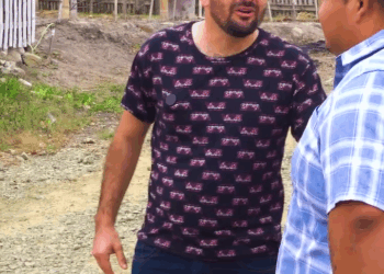 [COMPLETO] 0549H1114 S0088 Chica bonita le da una lección a dos irrespetuosos Vicky Salazar