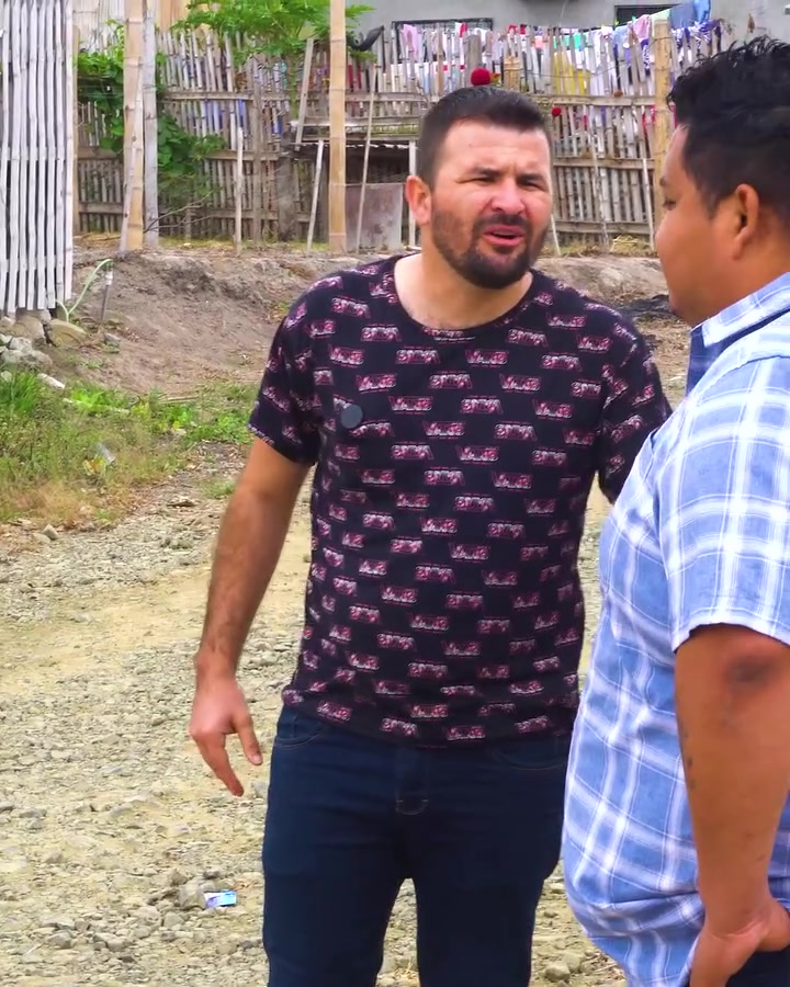 [COMPLETO] 0549H1114 S0088 Chica bonita le da una lección a dos irrespetuosos Vicky Salazar