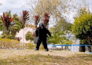 [COMPLETO] 0599H1030 S0083 Empleada se disfraza de gorila para quitarle el disfraz de buena gente a su patrón Estefany