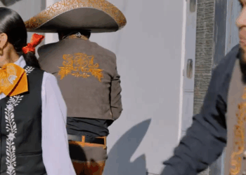 [COMPLETO] 0661H1030 S0083 Mariachi trató de esta manera a su madre y un niño de la calle le dio una lección