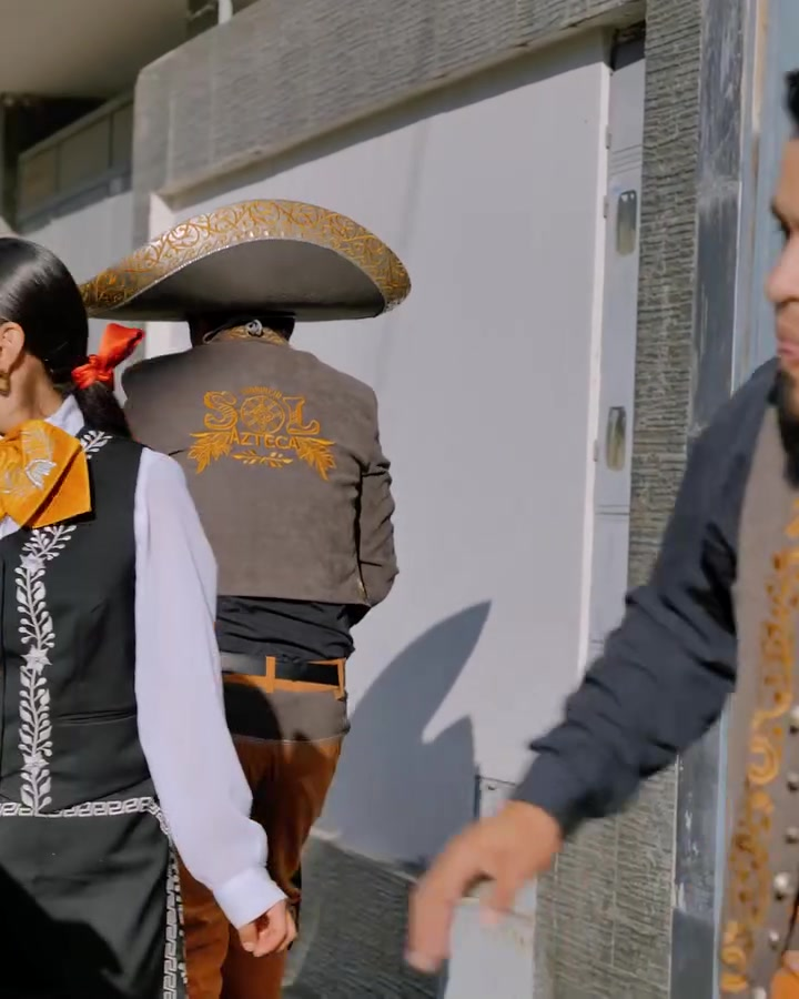 [COMPLETO] 0661H1030 S0083 Mariachi trató de esta manera a su madre y un niño de la calle le dio una lección