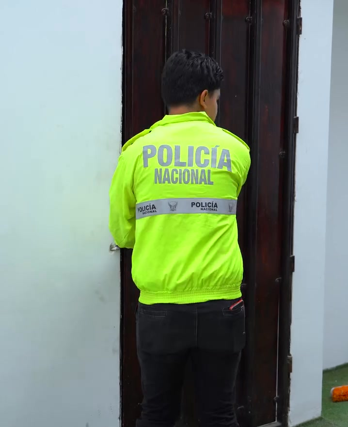 [COMPLETO] 0655H1114 S0088 Nunca tengas mucha confianza con tu amiga Vicky Salazar