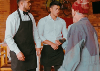 [COMPLETO] 0066H1030 Inversionista hizo esto para poner a prueba a estos meseros de este restaurant y esto fue lo que hiz