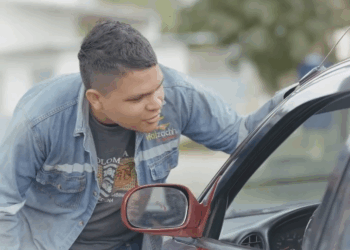 [COMPLETO] 0067H1030 Mujer salvó a la hija de este capitán de p0licía, al ver esta señal de ayuda