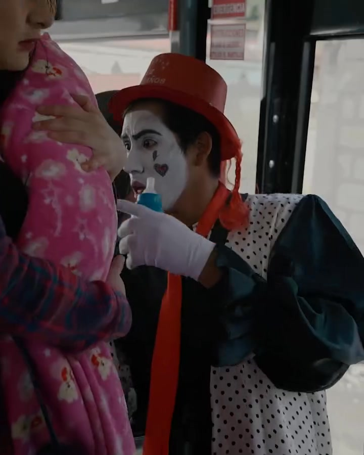 [COMPLETO] 0767H1030 S0083 Lo juzgaron por ser un payaso pero él salvo a este bébé Estefany