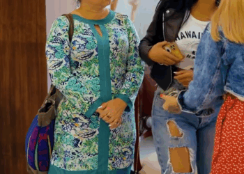 [COMPLETO] 0074H1030 Jovencita le hizo dεsvεstir a su mejor amiga acusándola de robαrlε el dinεro