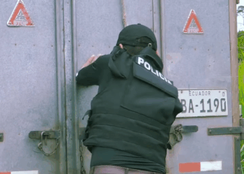 [COMPLETO] 0078B1114 S0087 P0licias acusaron de l4drón a la persona equivocada y se llevaron una gran sorpresa La VIDA SIGUE