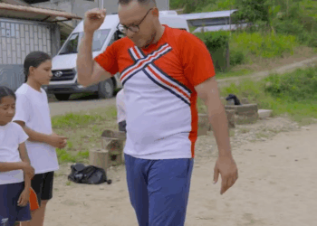 [COMPLETO] 0079B1114 S0087 Profesor de fútbol se burl0 y juzgo a este niño por sus zapatos rotos, hasta que pasó esto